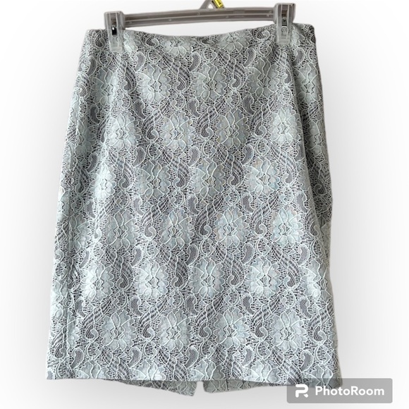Banana Republic Dresses & Skirts - BANANA REPUBLIC White Lace Overlay Pencil Skirt Size 6